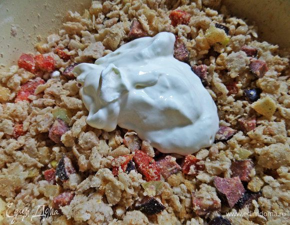 Чтобы котлетки не были суховатыми, добавила немного сметаны.