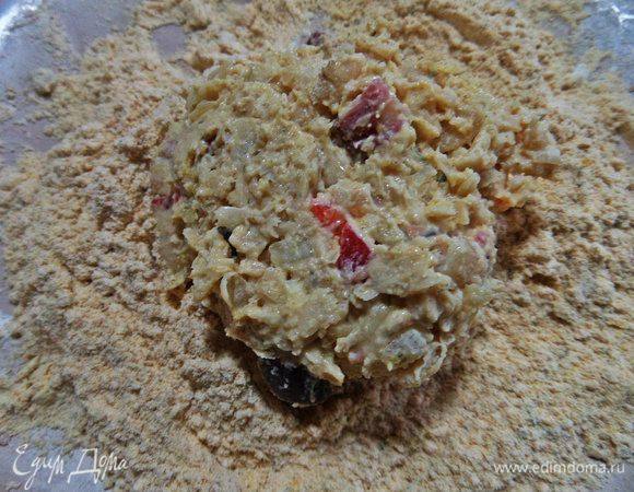 Берём ложку состава и переносим в панировку.