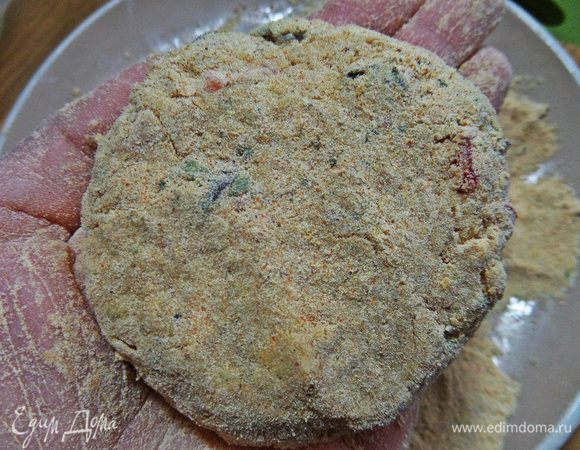 Обваливаем тщательно и сплющиваем в ладонях на манер мясных котлеток.