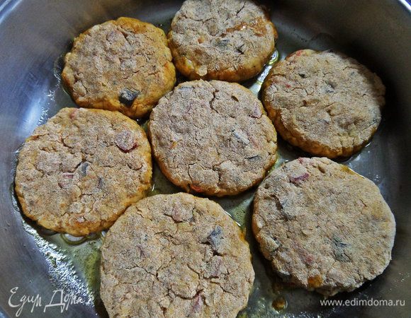 Разогреваем сковороду с маслом и укладываем котлетки.