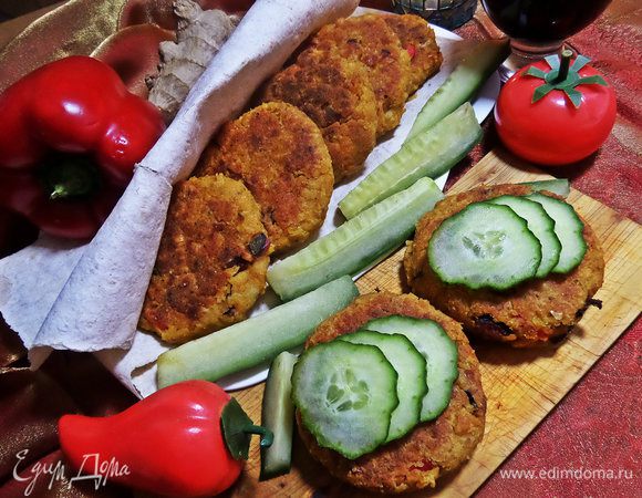 Подавала я котлетки в тонком лаваше и с дольками свежего огурца.