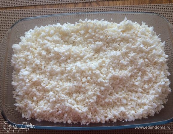 Укладываем в форму для выпекания, нальем немного воды и отправляем в разогретую духовку до 180°C минут на 15, изредка помешивая капусту.
Вынимаем, охлаждаем. 
Этот процесс можно проделать в микроволновке, время сокращается до 10 минут.