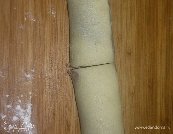 Надо растереть мягкое сливочное масло с яйцом и сахарным песком.
Отдельно смешать муку, крахмал, разрыхлитель, соль, соду и всыпать эту смесь в масло с сахаром. 
Тесто надо разделить на две одинаковые части. В первую добавить какао и кардамон, а в другую — корицу.
Нужно будет добавить чуть-чуть муки( примерно 2-3 столовые ложки) ,чтобы выместить тесто. Оно должно быть мягким, пластичным.

Теперь тесто надо раскатать. Толщина должна быть примерно 0,5 см. Белое и коричневое тесто должны быть раскатаны пластами одинаковой формы. 
Потом коричневый пласт положить на белый и скатать рулетик. 