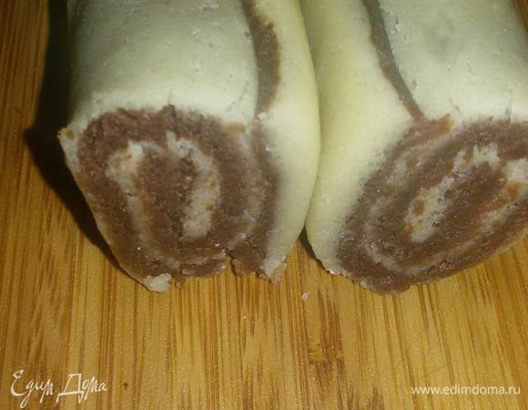 Таких рулета должно получиться два. Потом эти рулетики надо положить бок о бок друг с другом, так чтобы они соприкасались той стороной, где тесто при сворачивании кончилось.