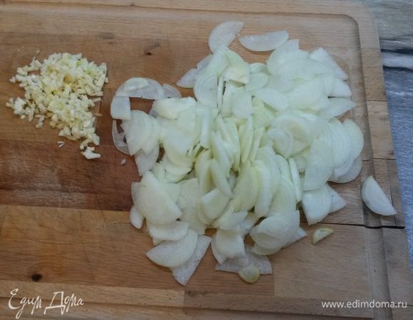 Лук нарезаем полукольцами, чеснок мелко рубим.