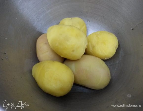 Картофель отвариваем заранее, очищаем и нарезаем дольками.