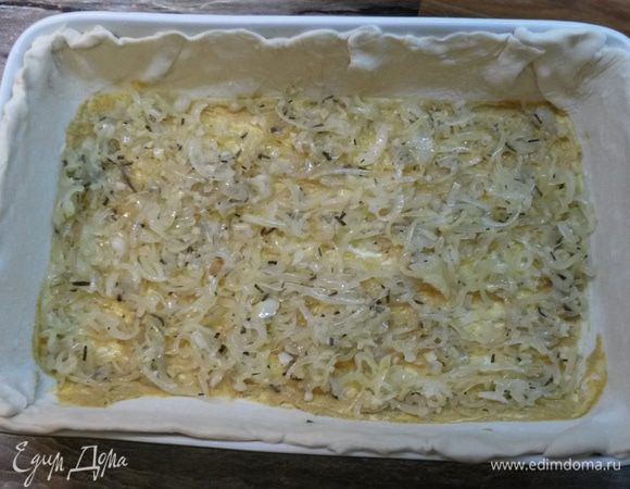 Сверху выкладываем обжаренный лук.