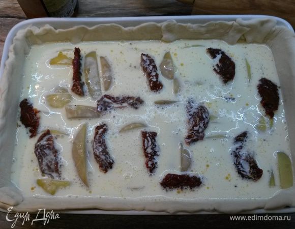 Взбиваем яйца и сметану. Солим и перчим по вкусу. Выливаем заливку на картофель.