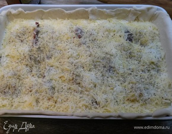 Сверху посыпаем натертым сыром. У меня смесь пармезана с российским. Еще я сверху посыпала любимыми сухими травками.