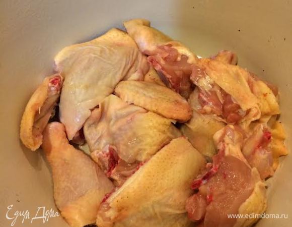 Куру вымыть и дать воде стечь. Затем нарезать и положить в кастрюлю с толстым дном и тушить минут 10. Спустя 10 минут слить в миску собравшийся сок и тушить куру минут 30, помешивая и по надобности подливая сок.