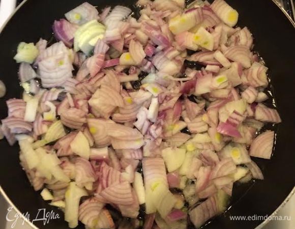 Лук крупно нарезать и потушить до золотистого цвета затем добавить в кастрюлю с курицей, перемешать и тушить минут 10. Помидоры нарезать кубиками (сок от помидор не выливаем) и добавить в кастрюлю. Перемешать и тушить еще минут 30. Все зависит от размера куры (если цыпленок, то на готовку у вас уйдет меньше времени).