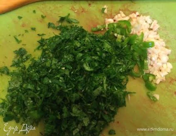 Зелень, чеснок и перец нарезать, добавить к курице и перемешать, затем добавить сушеную зелень, посолить, потушить 5 минут и снять с огня.