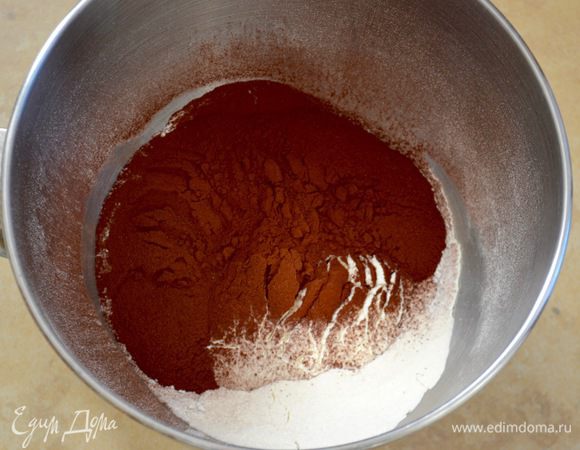 Муку просеять вместе с какао в большую миску. Добавить в центр быстродействующие дрожжи.