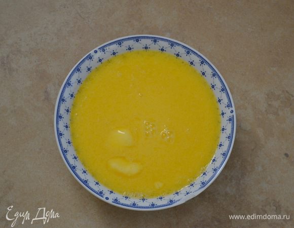 Сливочное масло растопить на водяной бане (или в микроволновой печи), смешать с теплым молоком и сахаром. Размешать. 