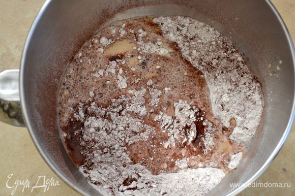 Влить в сухую смесь жидкие ингредиенты, добавить щепотку соли, мёд и замесить тесто. Вымешивать около 10 минут.