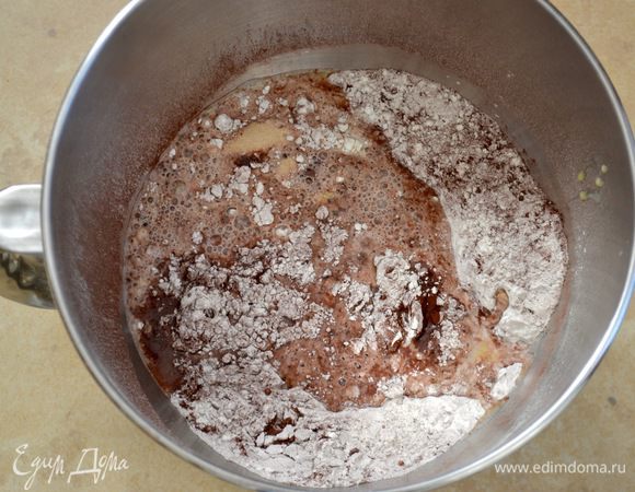 Влить в сухую смесь жидкие ингредиенты, добавить щепотку соли, мёд и замесить тесто. Вымешивать около 10 минут.