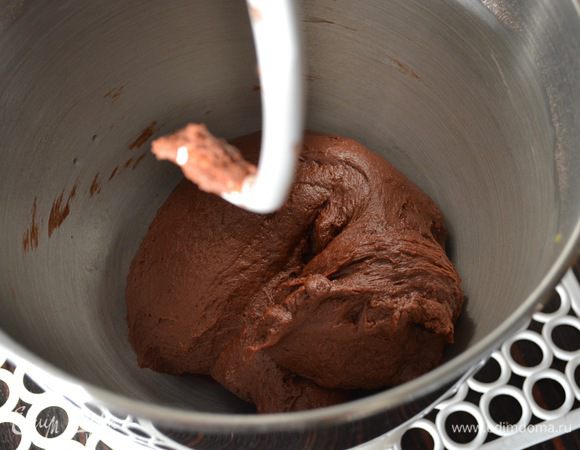 Тесто получается податливым и пластичным. Переложить его в миску, накрыть пленкой и убрать в тихое теплое место. Оставить на расстойку примерно на 2,5 часа, пока тесто не вырастет и не увеличится вдвое.