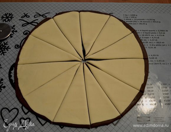 Сверху выложить слоеное тесто и разрезать тесто острым ножом на сегменты (у меня 12 сегментов).