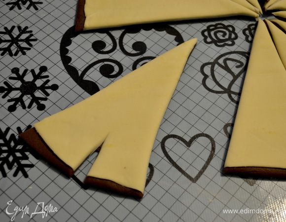 Так же ножом делаем в середине основания треугольника надрез в 1-2 см.