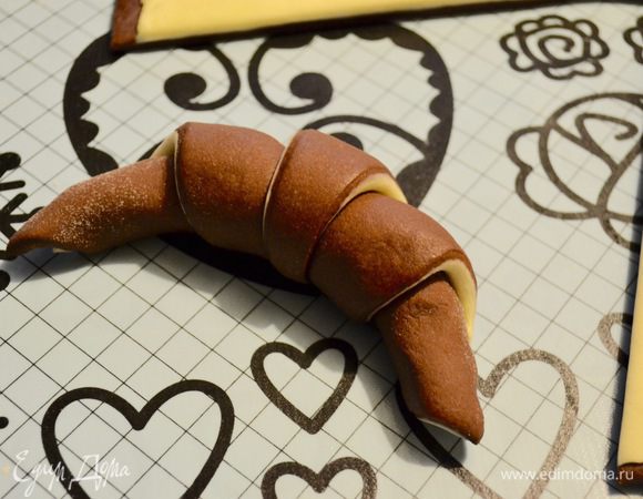 И аккуратно свернуть треугольник, придав ему форму круассана...