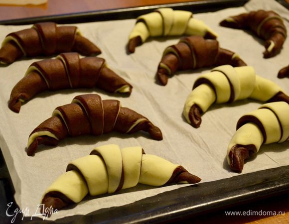 Круассаны можно свернуть как темной стороной вверх, так и светлой... По желанию.