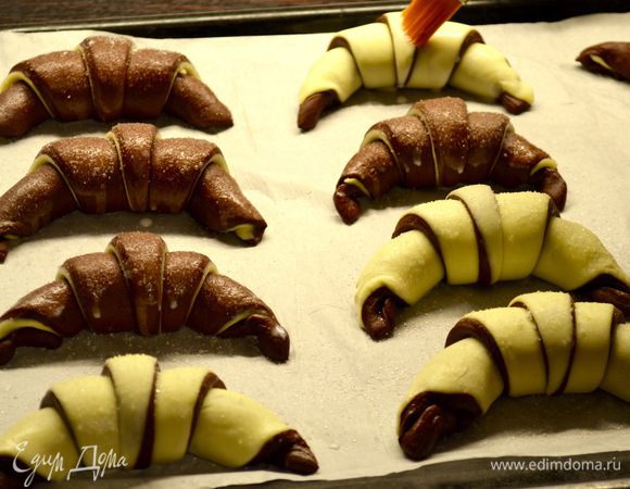 Оставить круассаны еще на 1 час на подъем. Духовку разогреть до 180°C. Перед выпечкой смазать круассаны молоком и присыпать сахаром.