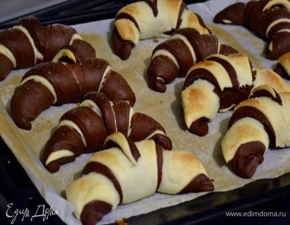 Выпекать в разогретой духовке 15-20 минут. Готовые круассаны выложить на решетку и остудить.