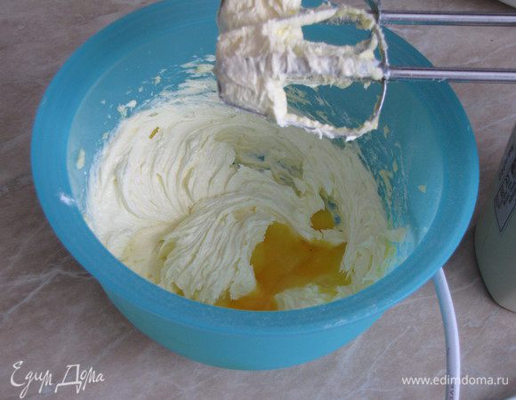 В отдельной миске взбить масло с сахарной пудрой и ванильным сахаром. Добавить по одному желтки, цедру и сок лимона.