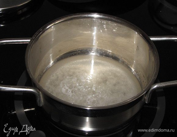 Приготовим глазурь. Замочить желатин в небольшом количестве воды, примерно 1 ч.л. В сотейнике соединить сахар и 2 ст. л. воды. Поставить на огонь до закипания. Ждем пока сахар растворится полностью, ложкой не мешаем, слегка наклоняем сотейник, помогая сахару раствориться.
