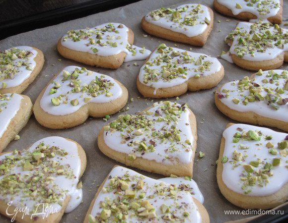 Готовые сердечки немного остудить и нанести на них глазурь. Сверху посыпать рубленными фисташками. Оставить часа на 2-3 часа до застывания глазури. Или можно пробовать сразу.