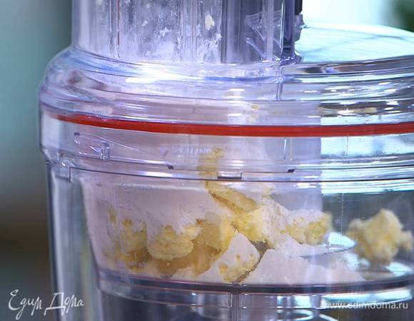 Муку перемешать с разрыхлителем и солью, высыпать в чашу комбайна, добавить сливочное масло и измельчить все в крошку.