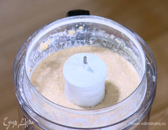 Ввести яйца и ванильный экстракт и все немного взбить, затем всыпать сахар, влить половину молока и взбить еще немного. Влить оставшееся молоко и еще немного взбить.