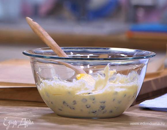 Добавить изюм и вымешать тесто лопаткой.