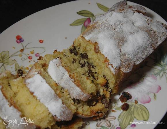 Выпекать кекс в разогретой духовке 35–40 минут. Готовый кекс посыпать сахарной пудрой.