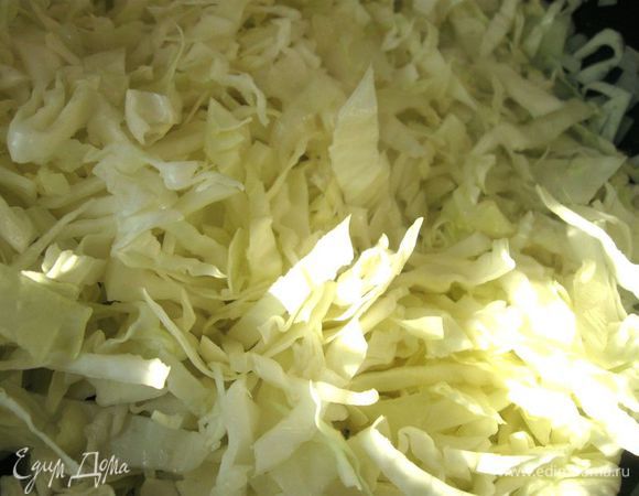 Отварить вкрутую яйца. Капусту порезать (в ингредиентах дала вес порезанной уже капусты). Лук очистить, порезать, обжарить слегка на оливковом масле, добавить капусту, посолить, обжарить с добавлением сливочного масла. Яйца порезать, смешать с остывшей начинкой.
