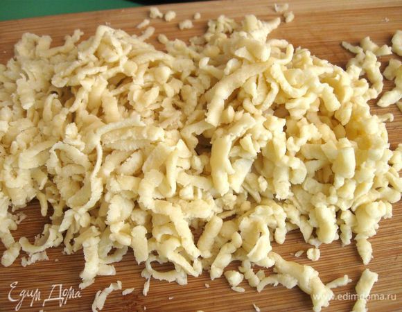 Тесто вынуть из холодильника, разделить на три части. Одну — для донышка, другую — для бортиков, третью убрать в морозильную камеру минут на 10-15. Вынуть тесто из морозильной камеры, натереть на крупной терке. Убрать в холодильник.