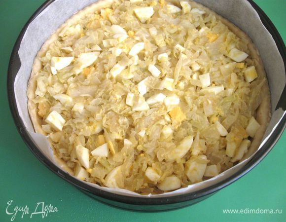 Духовку разогреть до 200°C. 
Вынуть форму с тестом из холодильника. Положить начинку.  
