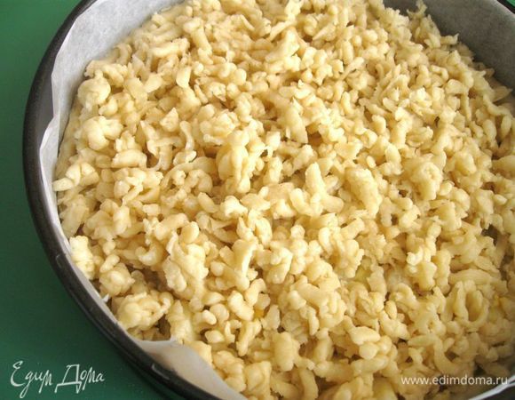 Тесто, натертое на терке, равномерно распределить по верху пирога. Слегка прижать верхний слой рукой. 