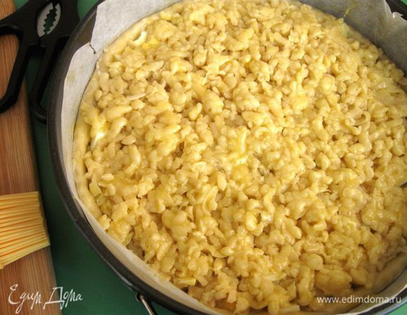 Желток размешать с молоком, смазать верх пирога кисточкой желтком. Поставить в духовку на 40-45 минут, пока верхний слой не зарумянится. У вас может потребоваться чуть меньше или больше времени. Через 30 минут проверьте пирог.