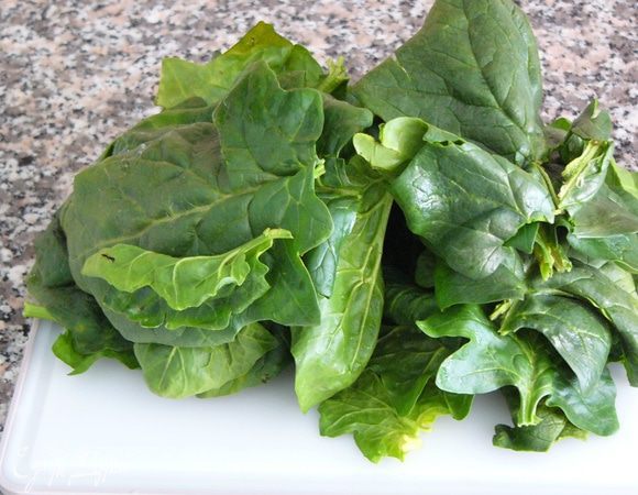 Начнем с зеленого теста. Хорошенько промоем шпинат и удалим хвостики. У меня около 300 г, этого оказалось даже много. 