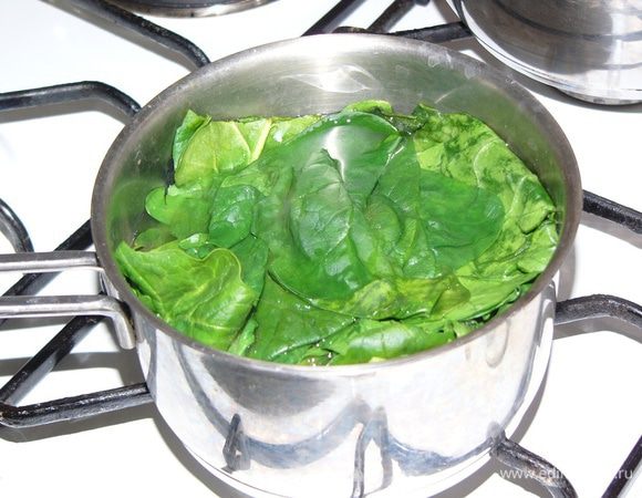 Далее можно поступить двумя способами. Если у вас есть соковыжималка, то выжмите из шпината 25 мл сока и долейте еще 25 мл воды (это половина рюмки). Или же делаем как я. Опускаем шпинат в кипящую воду. 