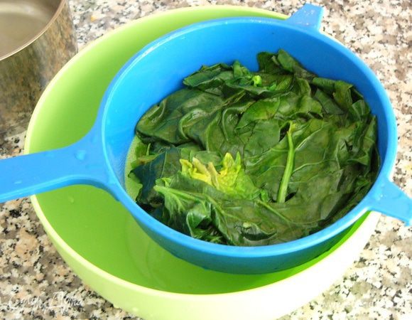 Как только он "опадет", а это почти сразу, откидываем его на дуршлаг и промываем холодной водой. Даем стечь. 