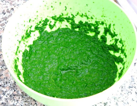 С помощью блендера (я пользуюсь погружным) превращаем шпинат в кашицу, добавив немного воды. 