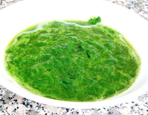 А теперь протираем эту кашицу через сито. Нам нужна тонкая однородная масса, иначе в тесте будут попадаться кусочки шпината. Достаточно 50 мл. У меня получилось больше. 