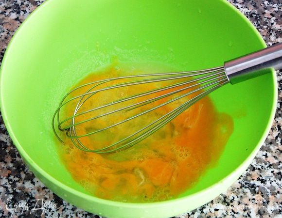 Теперь замешиваем тесто. Яйца взбиваем с сахаром. Сахара указано минимальное количество. Если нравится послаще, добавьте 125 г. 