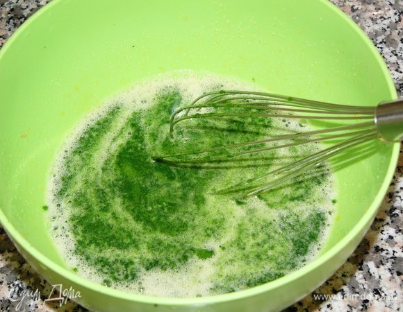Добавляем масло, шпинатную массу или выжатый сок.
