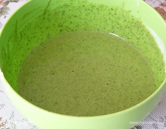 Всыпаем муку с разрыхлитем и ванилином и вымешиваем жидкое тесто, примерно как на оладьи. 