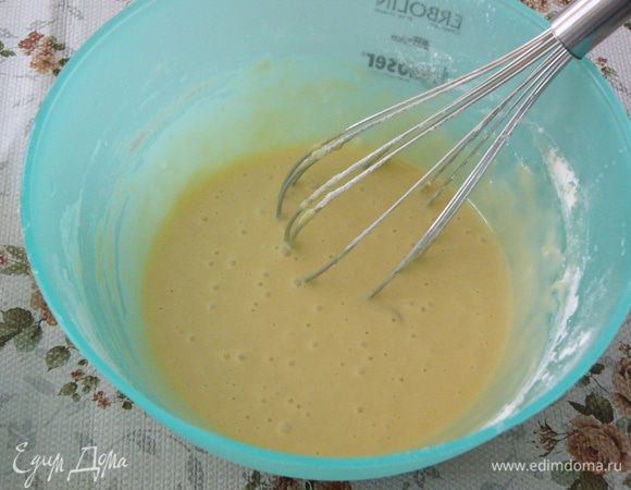 Теперь белое тесто. Аналогично взбиваем яйца с сахаром, потом добавляем масло, молоко, муку с разрыхлителем, ванилин. Можно добавить другие ароматизаторы. Сделать, например, часть теста апельсиновой. 