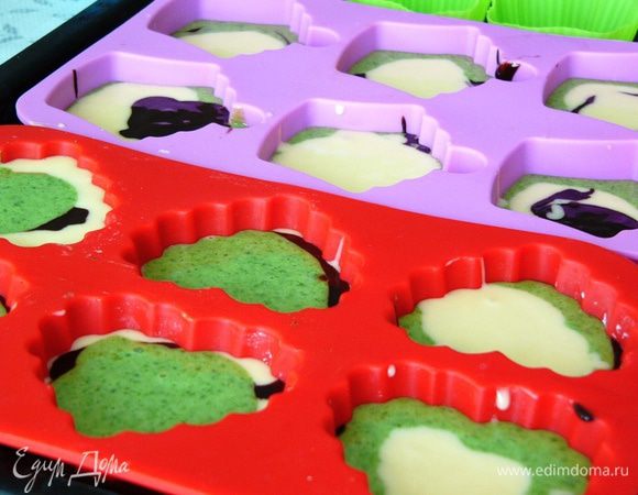 Формы для кексов или маффинов слегка промазываем маслом и произвольно выливаем в них разные виды теста, чередуя. 