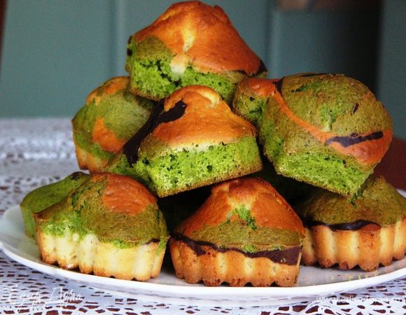 Выпекаем в заранее разогретой до 180°C духовке 25-30 минут. Кексы получаются мягкими, нежными, оригинальными. Как я писала, варианты наполнителей и ароматизаторов можно варьировать. Можно запекать кекс в большой форме, выливая разные виды теста поочередно на центр формы, по принципу "зебры". Очень оригинально смотрится такой кекс даже с двумя цветами, например бело-зеленый :) 